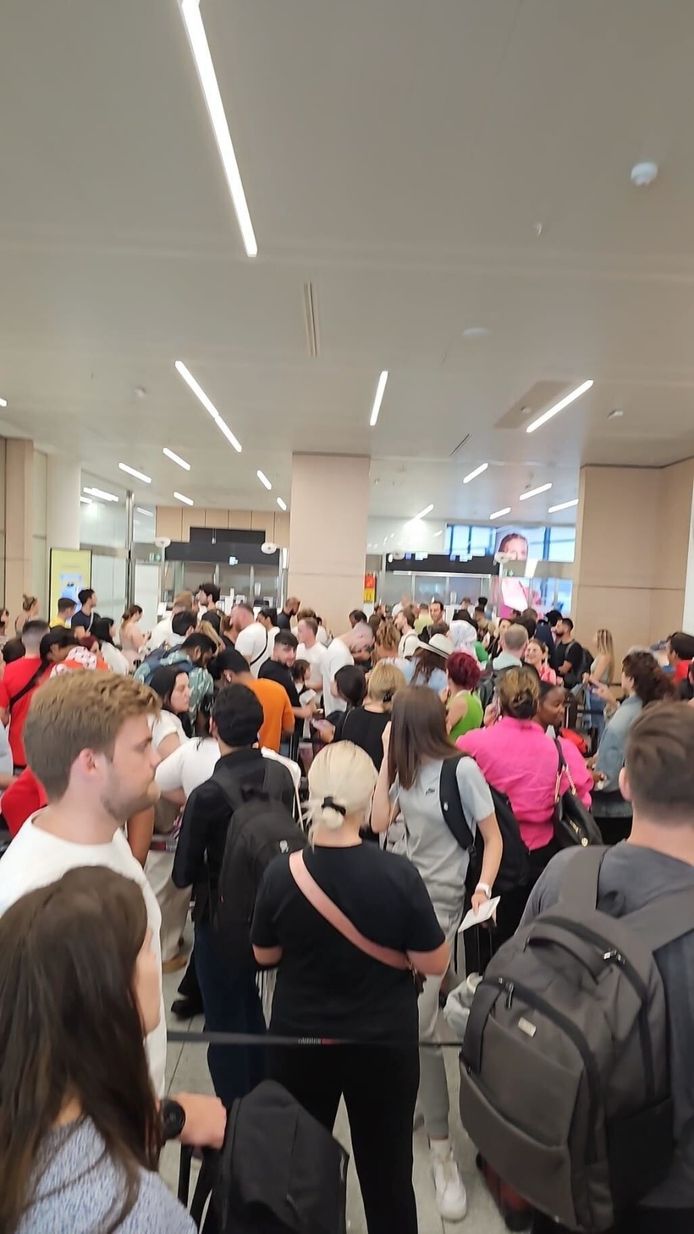 Het is maandagavond lang aanschuiven op Brussels Airport.