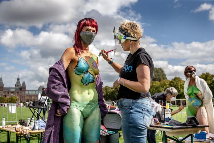 Het Amsterdam Bodypaint Art Event op het Museumplein was het eerste buitenevenement met vergunning in de hoofdstad sinds de uitbraak van het coronavirus. De organisatie kreeg pas een paar dagen van tevoren groen licht.