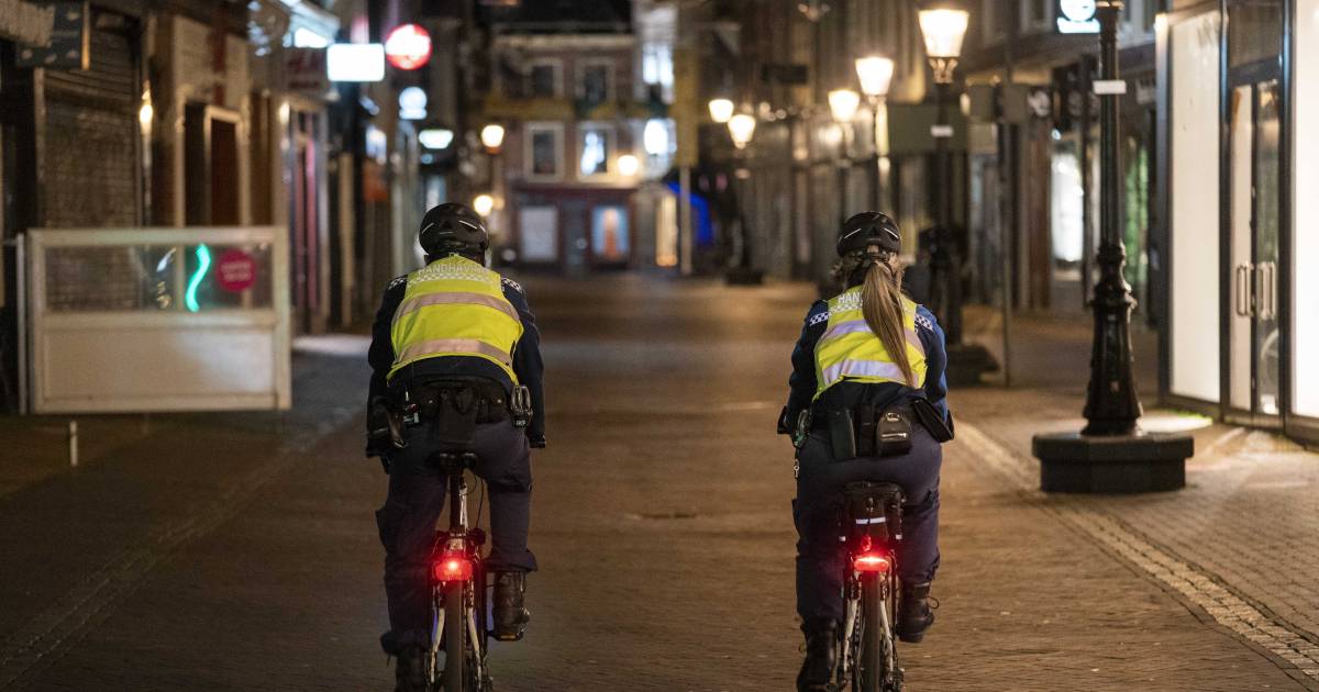 Politie deelt boetes uit voor overtreden avondklok ...