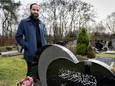 Mourad Hajjouji bij een islamitisch graf in Rosmalen.