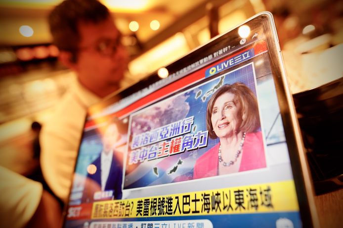 Een Taiwanese zender bericht over het bezoek van Pelosi aan Taiwan.