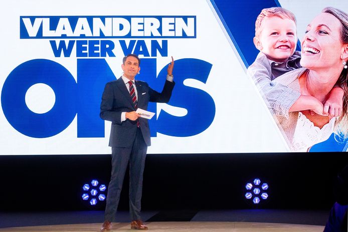 Vlaams Belang-voorzitter Tom Van Grieken tijdens de presentatie van de verkiezingsslogan.