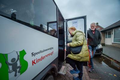 ‘Busje komt zo’ verdrijft de eenzaamheid in Helwijk: ‘Wat een luxe dat ze me voor de deur op komen h