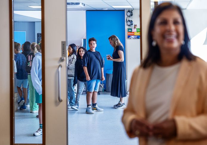 Hoog bezoek op de eerste dag van het nieuwe schooljaar: staatssecretaris MariÃ«lle Paul laat zich rondleiden door De Ridderhof in Leidsche Rijn.