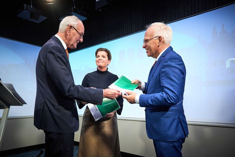 Minister Christianne van der Wal voor natuur en stikstof en landbouwminister Piet Adema nemen de stikstofbevindingen van Johan Remkes in ontvangst. Beeld Phil Nijhuis, ANP