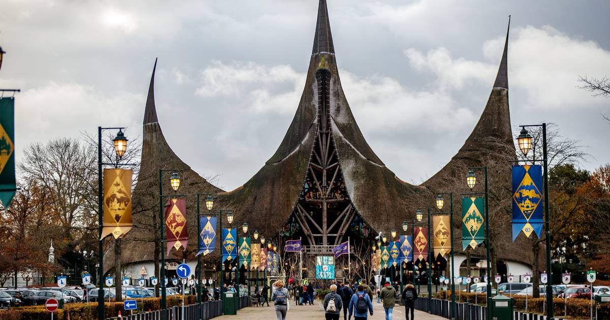 All visitors to Efteling can apply for a disabled entry permit: long line due to abuse |  outside