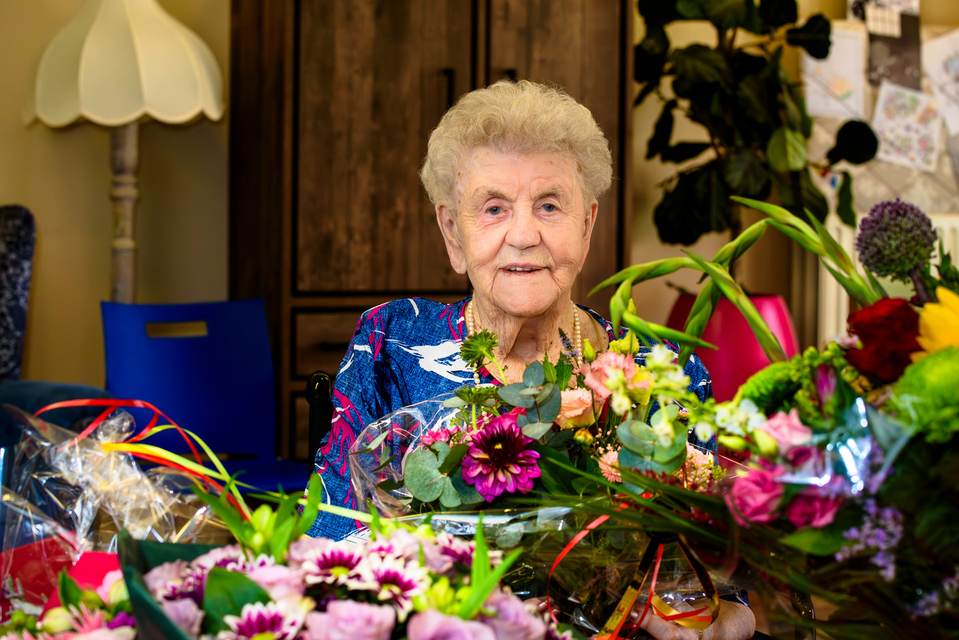 tante-marie-uit-enschede-is-100-jaar-parachute-springen-ben-je-gek
