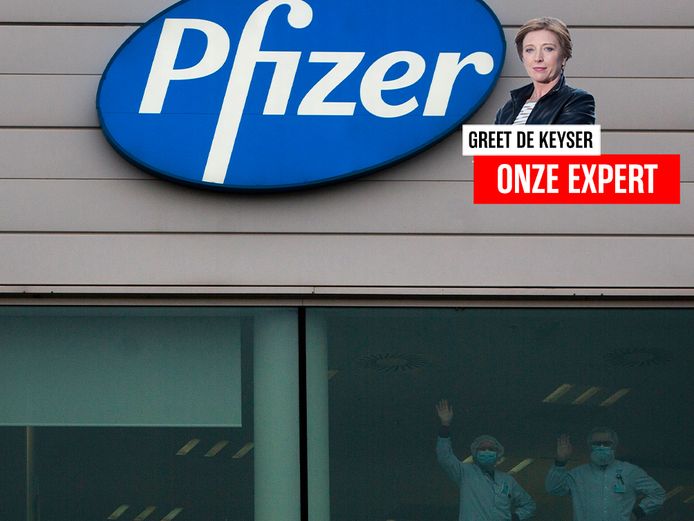 Werknemers van Pfizer in Puurs zwaaien naar de media die zich buiten aan de fabriek verzameld hebben.