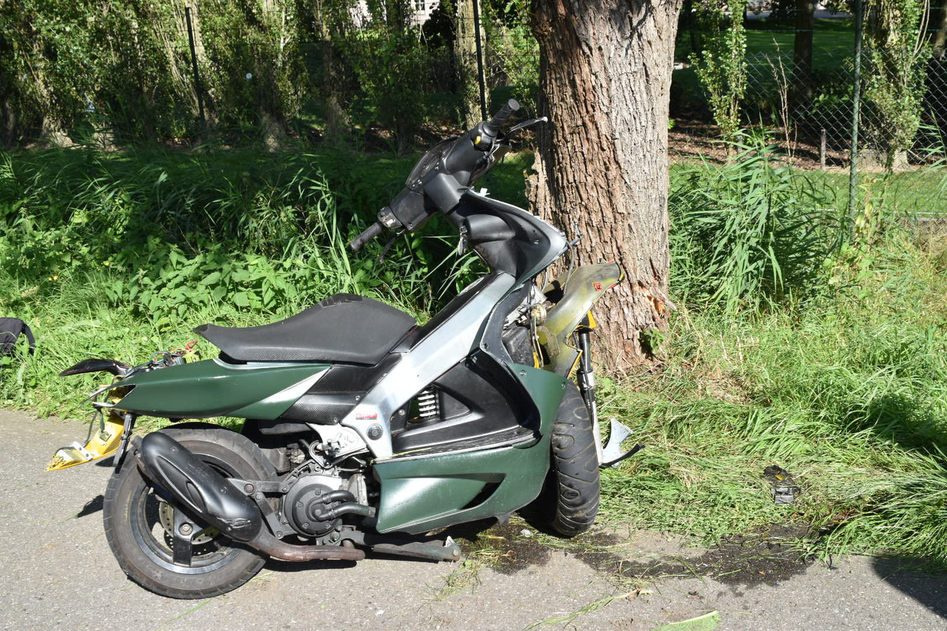 Twee gewonden bij botsing met bromfiets in Brakel bestuurder mogelijk onder invloed Foto AD.nl