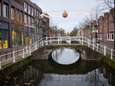 Waarom liggen er twee bruggen naast elkaar over een Delftse gracht?