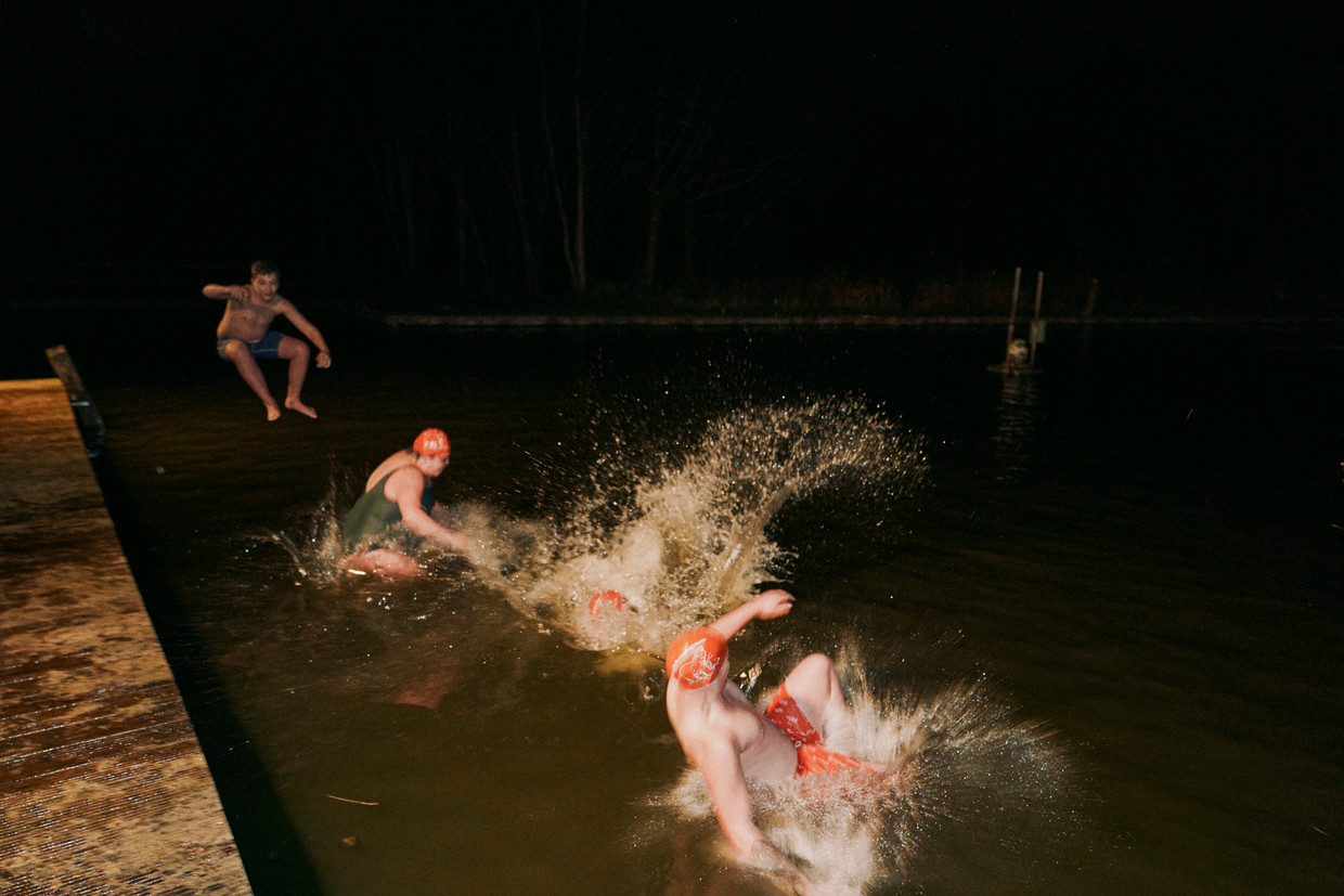 De moedigste Dendermondenaars springen gewoon in het ijskoude water.
 Beeld Joris Casaer