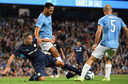 Giggs probeert  Lescott af te stoppen.