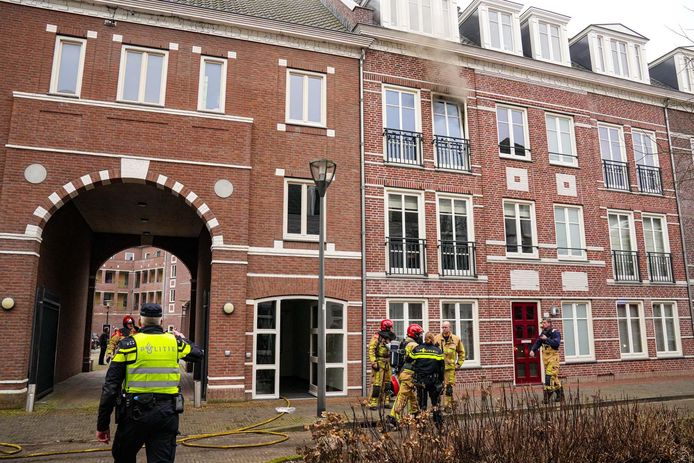 In een appartement in Helmond is maandagochtend brand ontstaan.