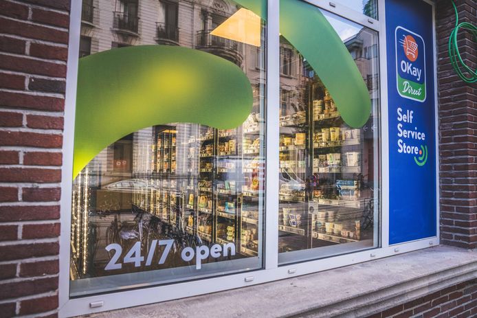Le magasin situé sur la Belfortstraat à Gand a été développé par Smart Technics, une start-up du groupe Colruyt. Concrètement, le client accède au magasin en scannant le code QR de son app ou de sa carte Xtra. Il ouvre les portes des rayons (réfrigérés) de la même façon.