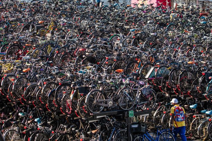 Een fietsenstalling bij het Centraal Station in Amsterdam.