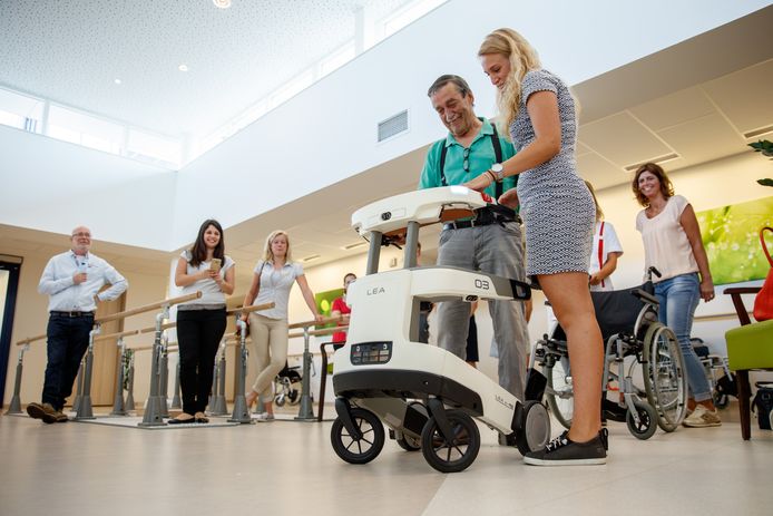 Op verschillende manieren worden ouderen, na bijvoorbeeld een operatie, weer op de been geholpen. Soms letterlijk zoals met deze robotrollator.