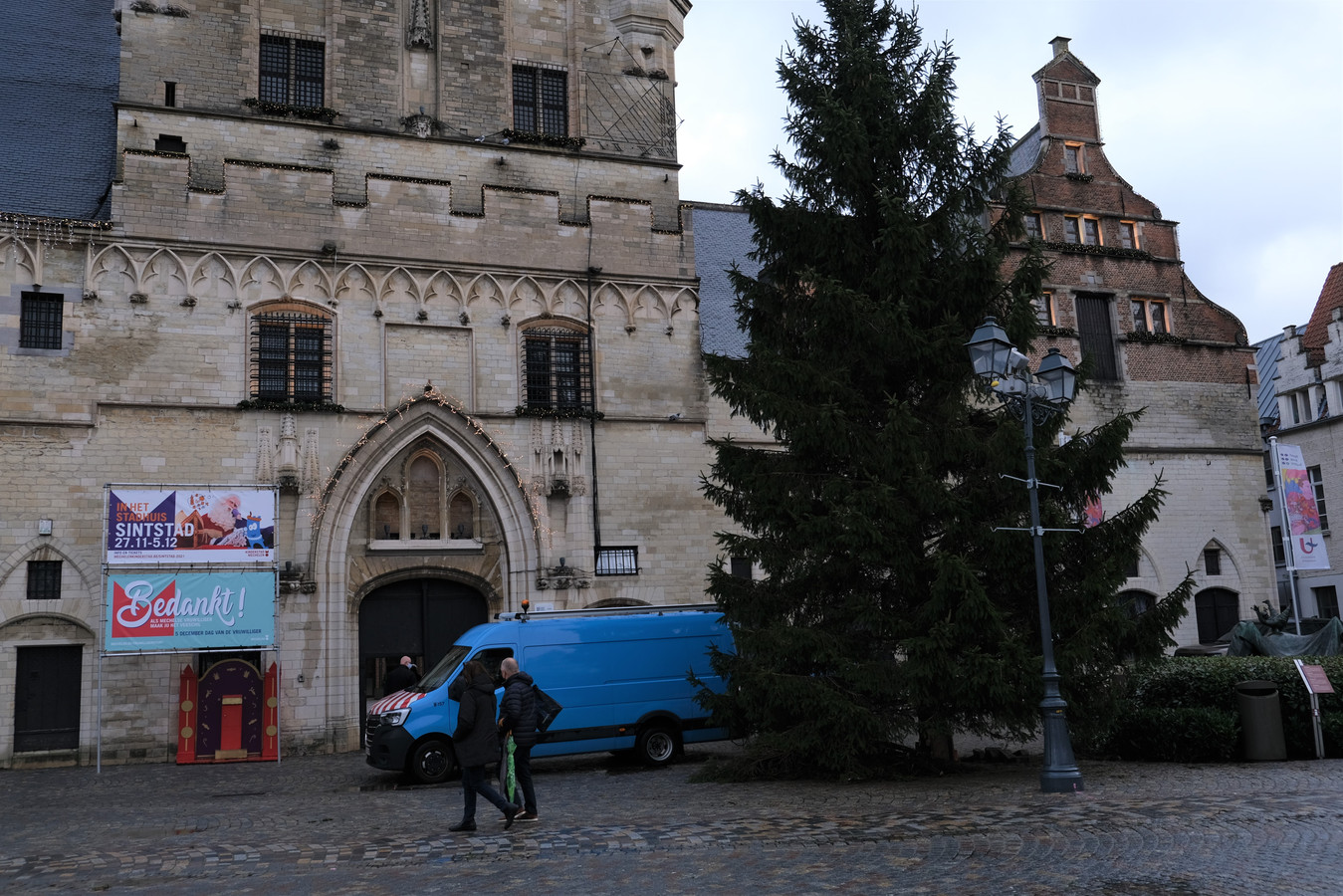 Links voor het stadhuis: de brievenbus voor de Sint. Rechts: de kerstboom.