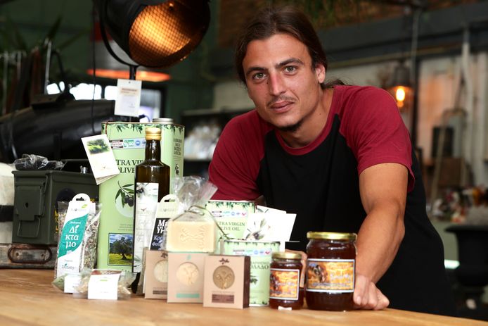 Dimitris Papadakis verkoopt in Alblasserdam producten uit de Griekse olijfgaard van zijn familie.
