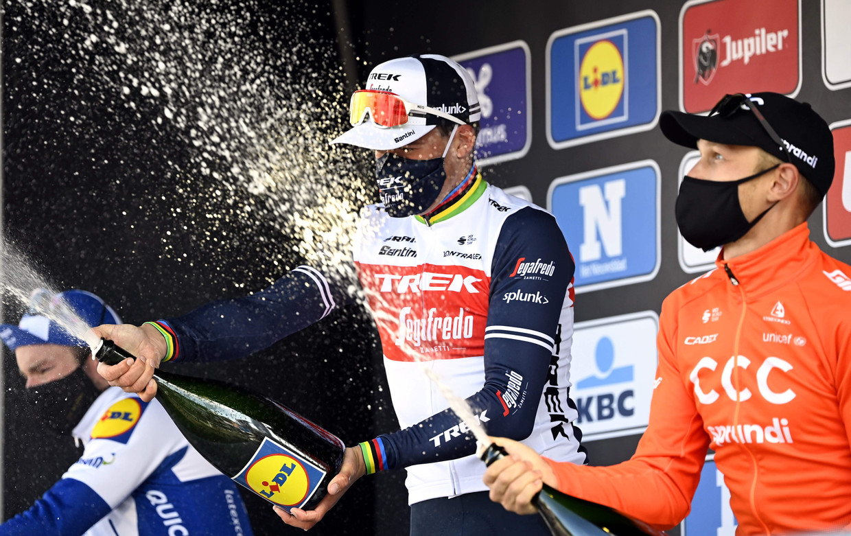 De Deen Mads Pedersen ontkurkt de champagne na zijn winst in Gent-Wevelgem. Op twee en drie eindigden Matteo Trentin en Florian Sénéchal.  Beeld AFP