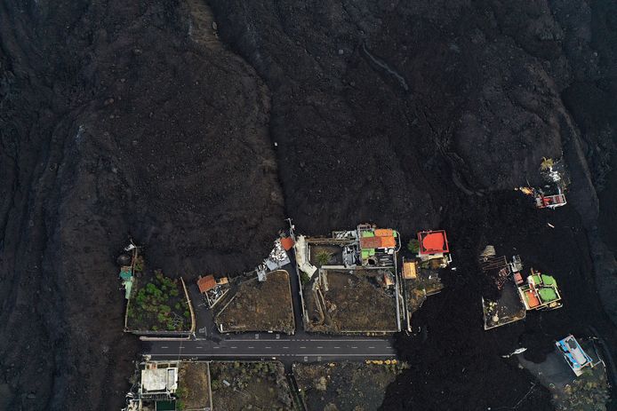 Tot nu toe zijn al meer dan 1.450 panden volledig verwoest door de vulkaanuitbarsting op La Palma. In totaal is meer dan duizend hectare grond bedekt onder een dikke laag lava. Ruim 7.000 mensen werden sinds de uitbarsting geëvacueerd.