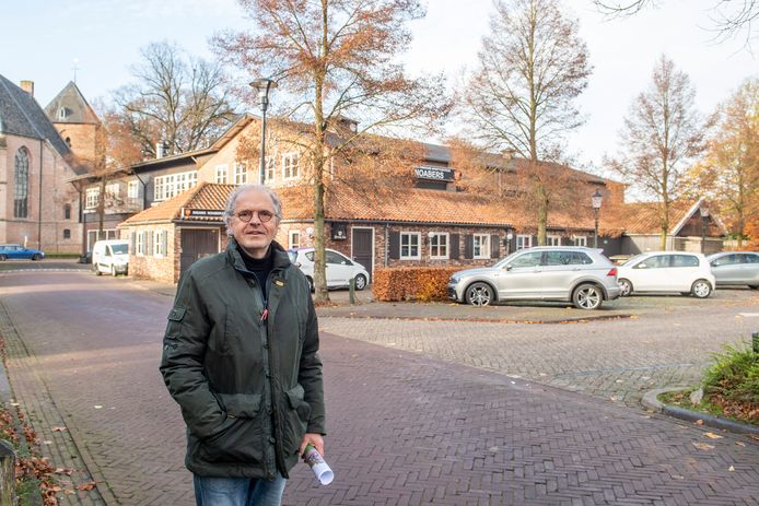 Leo Hegeman is sinds 2004 eigenaar van het vroegere café-restaurant De Kroon in hartje Hellendoorn. Hij wil op de plek van de grote zaal een appartementencomplex realiseren.