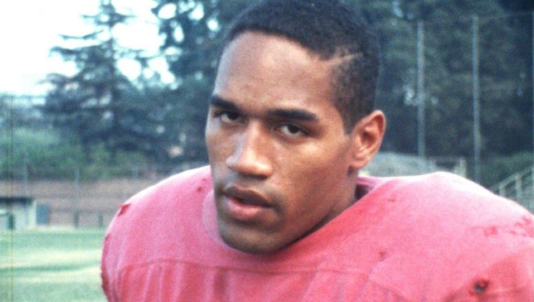 O.J. Simpson tijdens zijn footballcarrière. Beeld IMDB