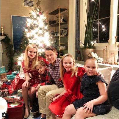 Jan Versteegh in sexy jurkje en Sylvie viert kerst met oma