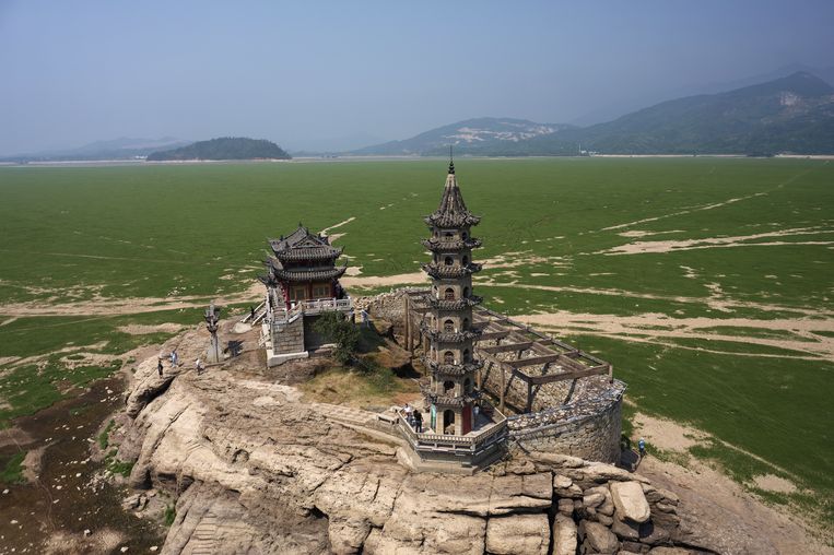 Het eiland Luoxingdun was voor het eerst in 71 jaar zichtbaar in het drooggevallen meer Poyang in China.   Beeld ANP / EPA