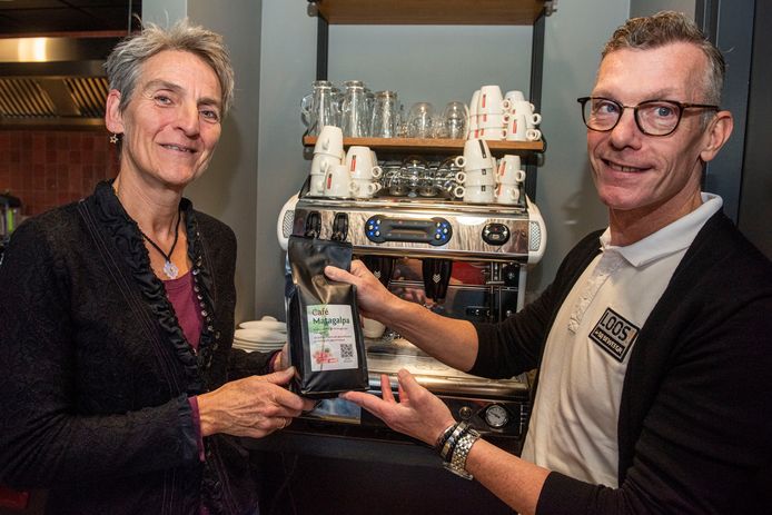 Miranda van der Klaauw van Stichting Stedenband Tilburg-Matagalpa en Bart Verbunt van café Loos, waar de proeverij wordt gehouden.