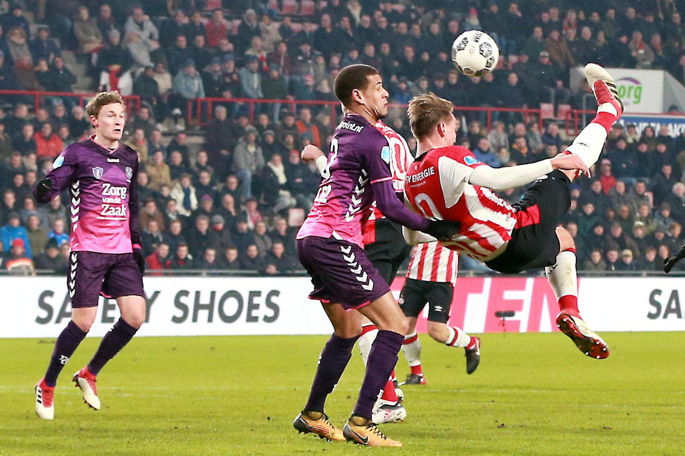 люк де йонг бьёт через себя. утрехт фортуна ситтард прогноз. утрехт vs фортуна. утрехт (футбольный клуб) 2011/12. утрехт фк.