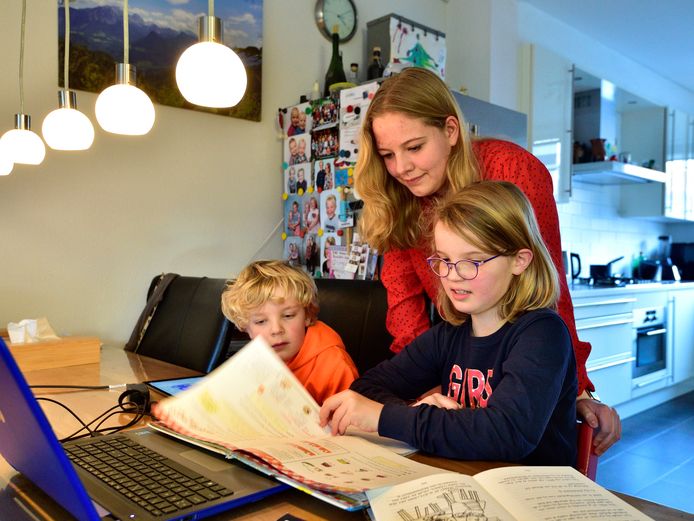 Elisa helpt haar neefje Bram en nichtje  Merel met hun schoolwerk.