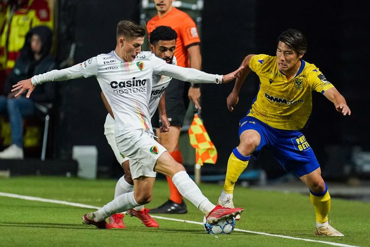 KV Oostende-speler Nick Batzner (links) verdedigt op de Japanner Daiki Hashioka van STVV. Beide clubs zijn in buitenlandse handen. Beeld Photo News