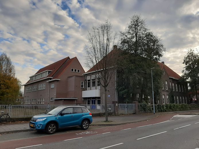 De oude school naast buurthuis De Ronde aan de Tongelresestraat in Eindhoven wordt deels behouden en deels gesloopt voor woningbouw.