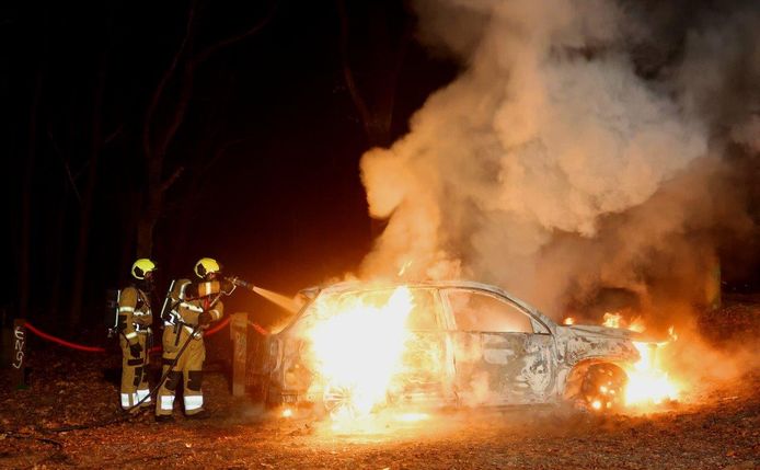 Een auto brandde uit in Helvoirt.