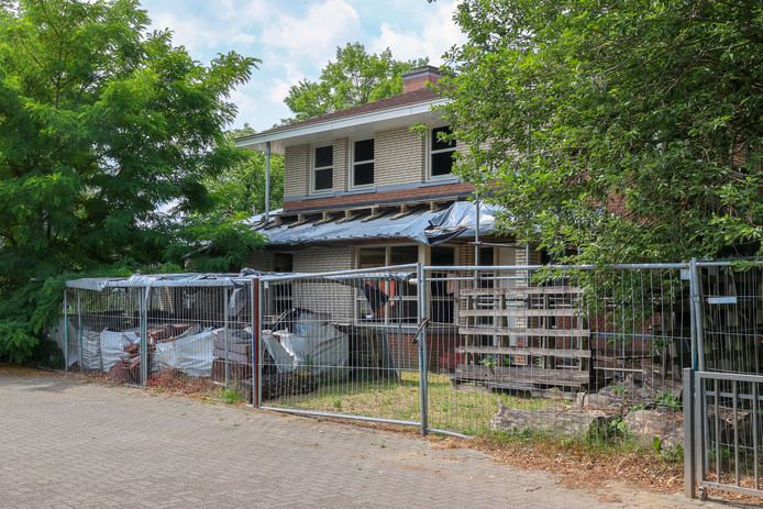 Het huis aan de Stationsweg in Nuenen dat al zestien jaar onafgebouwd is. Deze foto is gemaakt in juni 2020. Sindsdien is praktisch niet verder gebouwd.