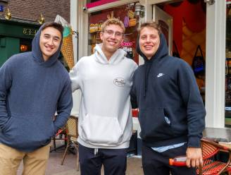 REPORTAGE. In Amsterdam is blowen op straat voortaan verboden, maar of toeristen zich daaraan houden? “Wat we hier komen doen? Een joint roken, natuurlijk”