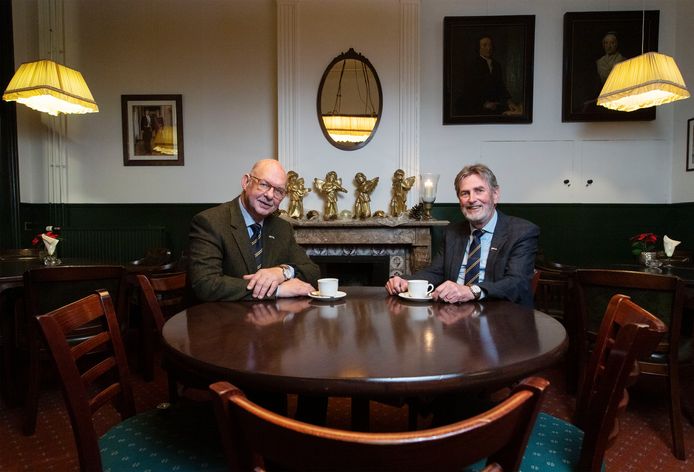 Voorzitter Albertjan Peters (links) en vice-voorzitter Alwy Semmekrot in de Bitterkamer van het J.W. Racerhuis, de thuisbasis van de jubilerende Vereeniging de Groote Sociëteit.
