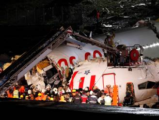 Vliegtuig breekt in drie stukken: één dode