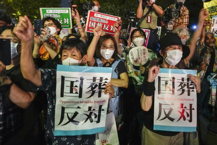 Japanners protesteren tegen de voorgenomen staatsbegrafenis van oud-premier Shinzo Abe.