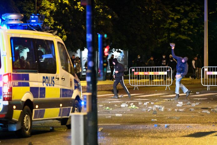 Demonstran melempari polisi dengan batu di distrik Rosengard di Malmö, 28 Agustus 2020.