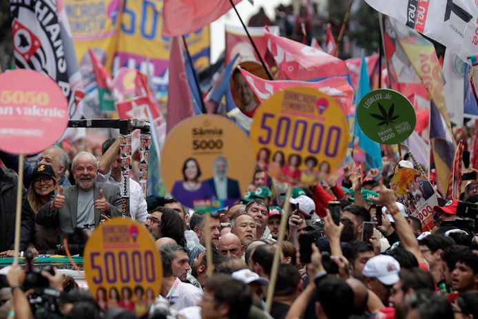 De Braziliaanse oud-president en presidentskandidaat Lula (linksvoor met duimen omhoog) begroet zijn massaal toegetroomde aanhangers in Sao Paulo.