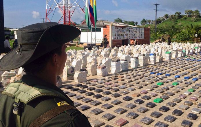 De Colombiaanse politie bewaakt een partij in beslag genomen drugs van de Usuga Clan.