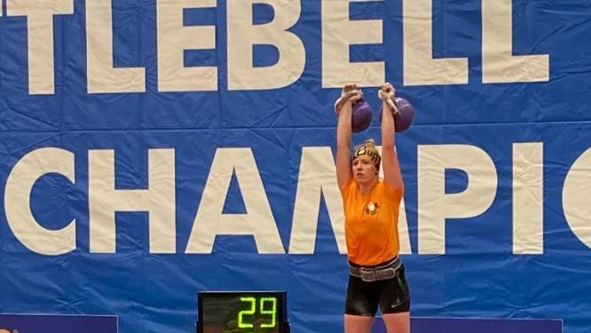 Karlien uit Oldenzaal is wereldkampioen Kettlebell: ‘Publiek in Portugal ging helemaal los’