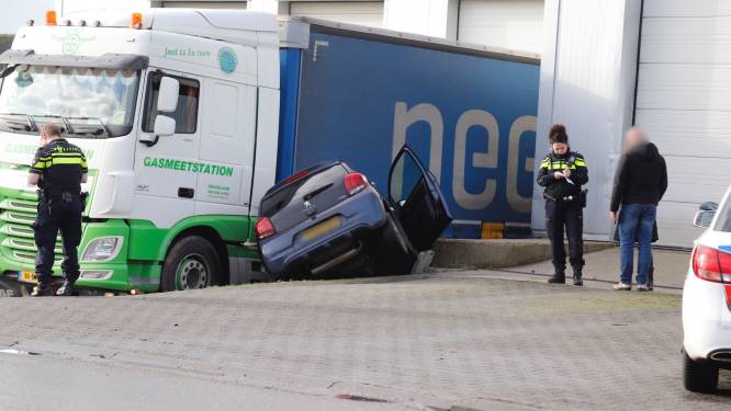 Automobilist botst met andere auto en boort zich in  stilstaande vrachtwagen in Cuijk
