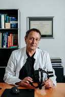 Dokter Feriduni, haarchirurg uit Hasselt. Sinds 1997 specialiseert hij zich in deze materie.