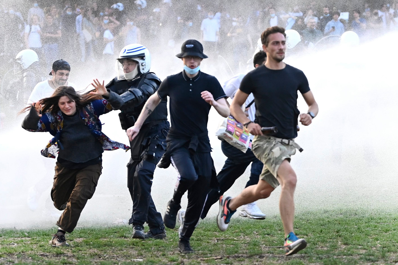 Speurders op zoek naar vier jongeren na La Boum-rellen in ...