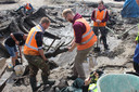 Archeologen halen een draaibas (kanon) uit de grond.