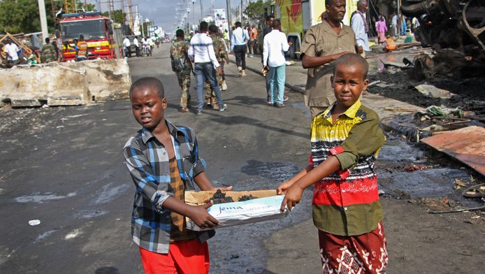 Kinderen helpen bij het puinruimen na de aanslag in Mogadishu.