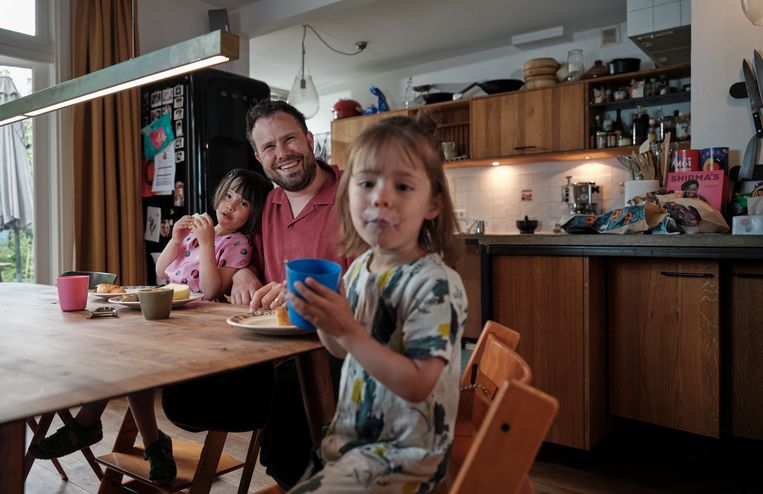 Samuel Levie met zijn dochters. Beeld Erik Smits