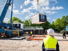 Delft saneert ‘ongezond’ kunstgrasveld en werkt aan veilige weg voor komst van 84 flexwoningen bij Delfia